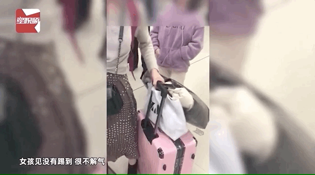 白岩松|白岩松评女孩当众踹母亲：父母先改变自己，否则“熊孩子”越来越多！