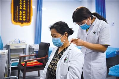 传染病|援疆医生“以身试针”培养年轻人才