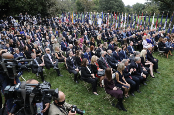 特朗普|特朗普顾问确诊新冠肺炎后感慨：“要是之前戴口罩就好了！”