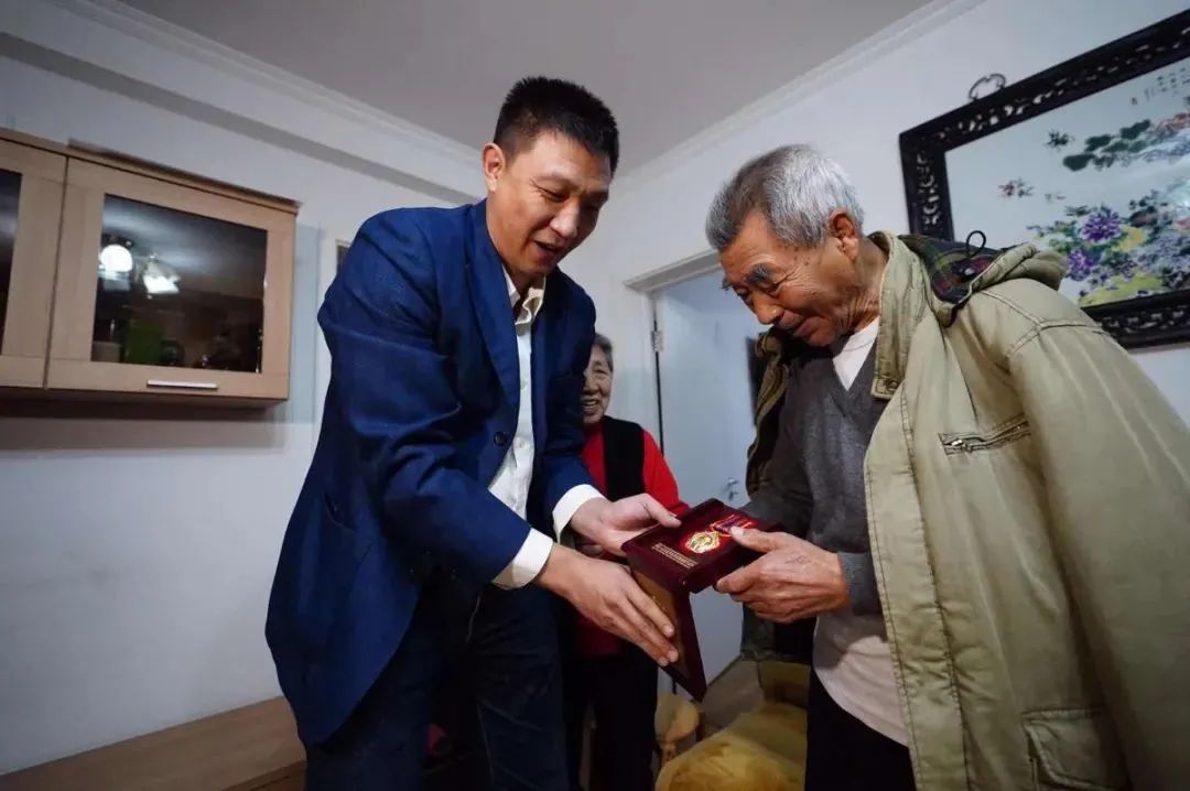社会|暖心后续!丢纪念章的老战士获赠一枚新的→