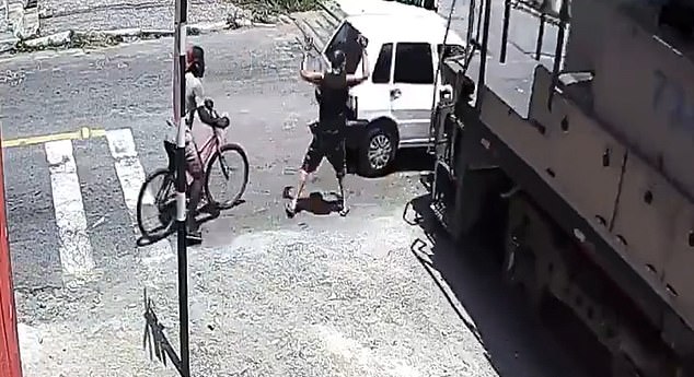 社会|巴西一辆汽车被火车撞上推行50米 车上女子幸未受伤