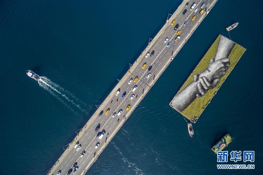 伊斯坦布尔|法艺术家在伊斯坦布尔绘制巨幅露天画作