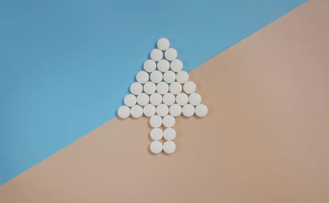 阿司匹林|医者名片｜阿司匹林怎么吃才好？早上还是晚上？餐前还是餐后？