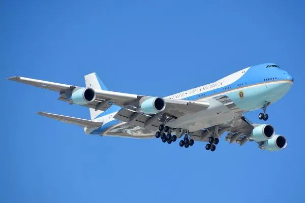 特朗普|“空军一号”要变色？