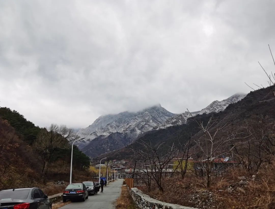 怀柔|北京山区来了今冬头场雪！群山戴雪，超美！