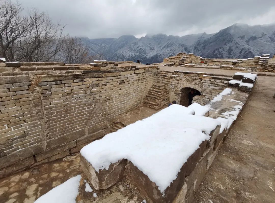 怀柔|北京山区来了今冬头场雪！群山戴雪，超美！