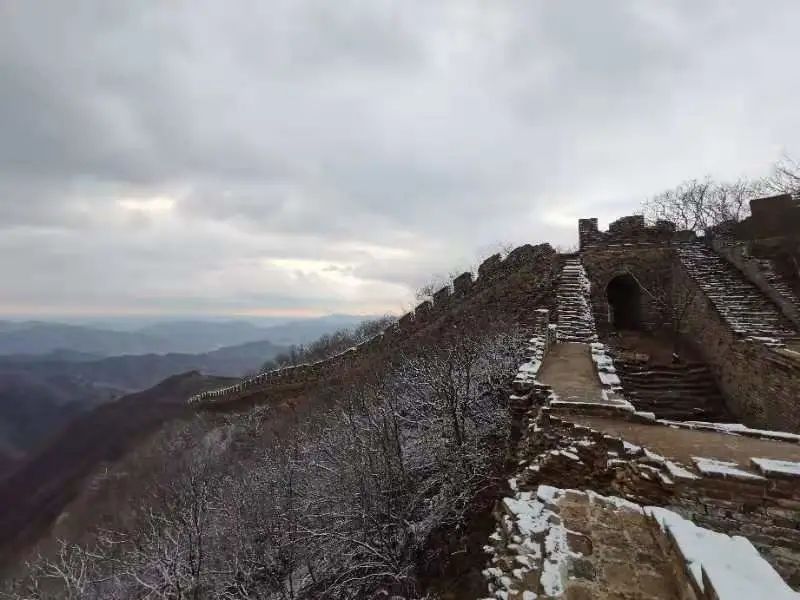 怀柔|北京山区来了今冬头场雪！群山戴雪，超美！