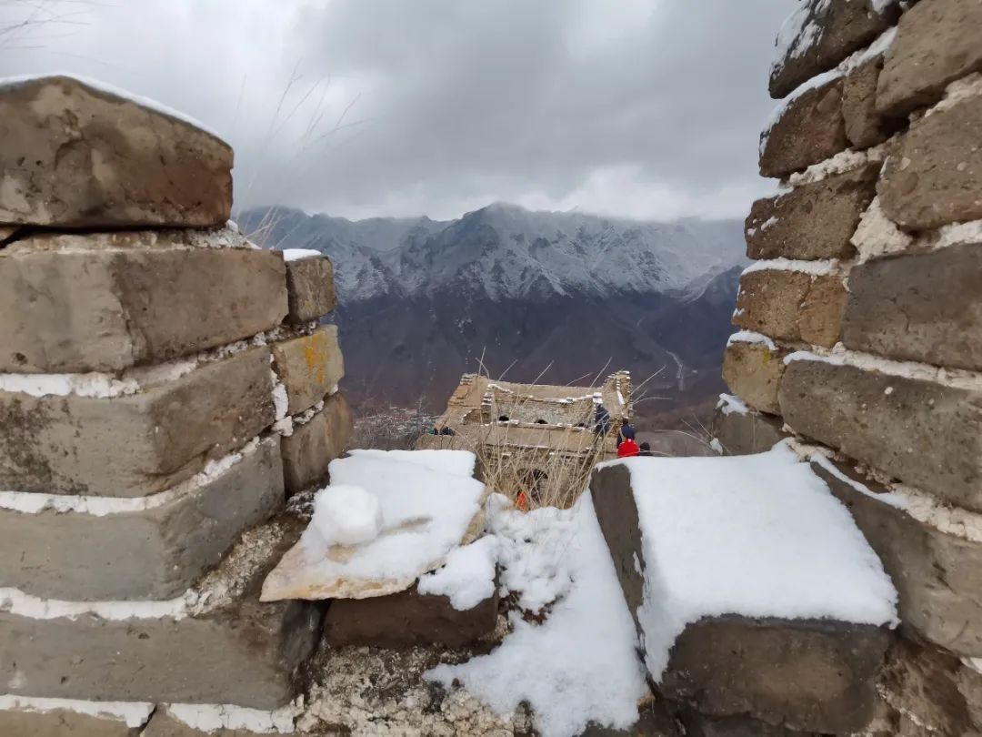 怀柔|北京山区来了今冬头场雪！群山戴雪，超美！