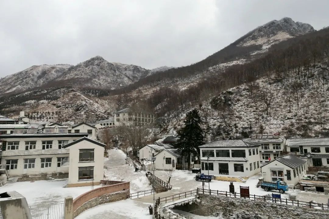 怀柔|北京山区来了今冬头场雪！群山戴雪，超美！