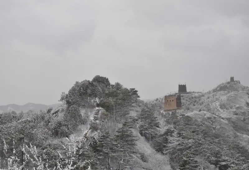 怀柔|北京山区来了今冬头场雪！群山戴雪，超美！