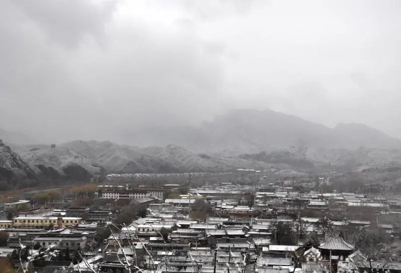 怀柔|北京山区来了今冬头场雪！群山戴雪，超美！