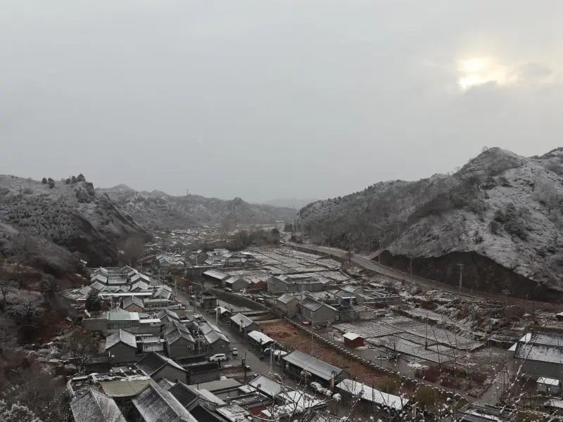 怀柔|北京山区来了今冬头场雪！群山戴雪，超美！