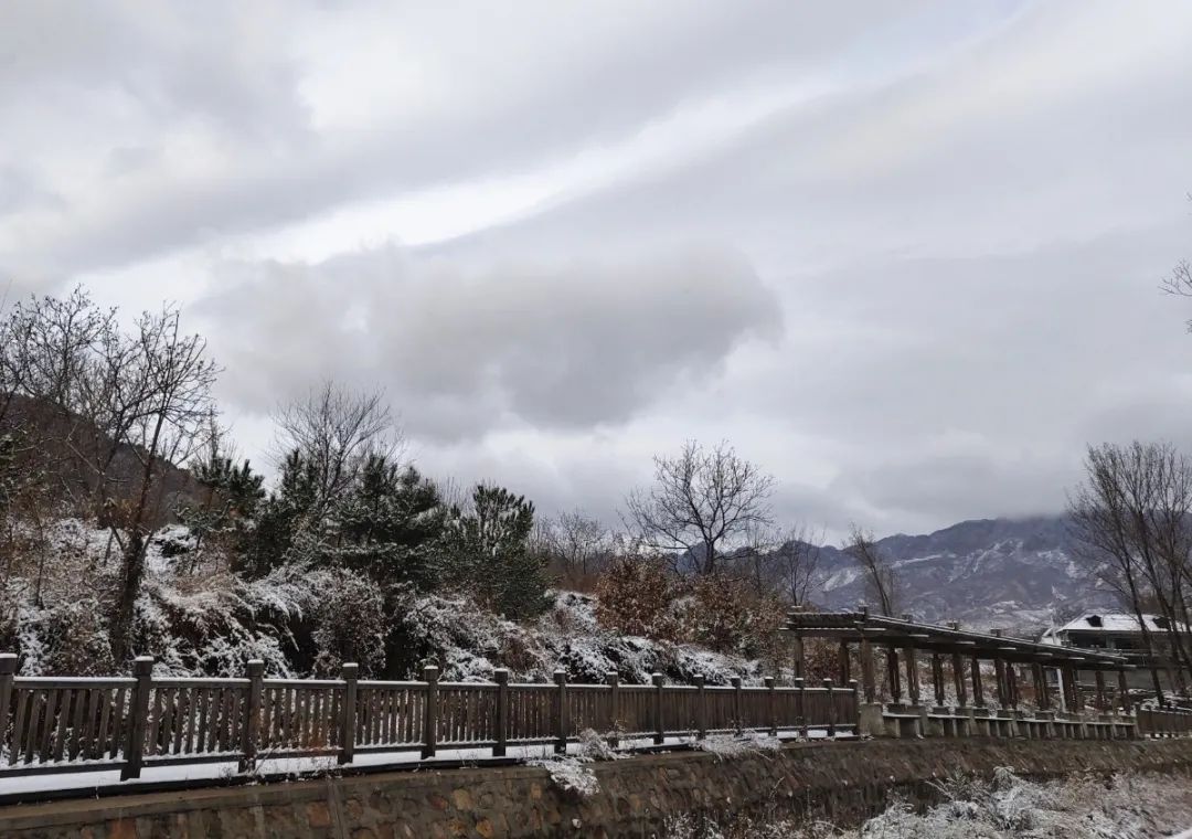 怀柔|北京山区来了今冬头场雪！群山戴雪，超美！