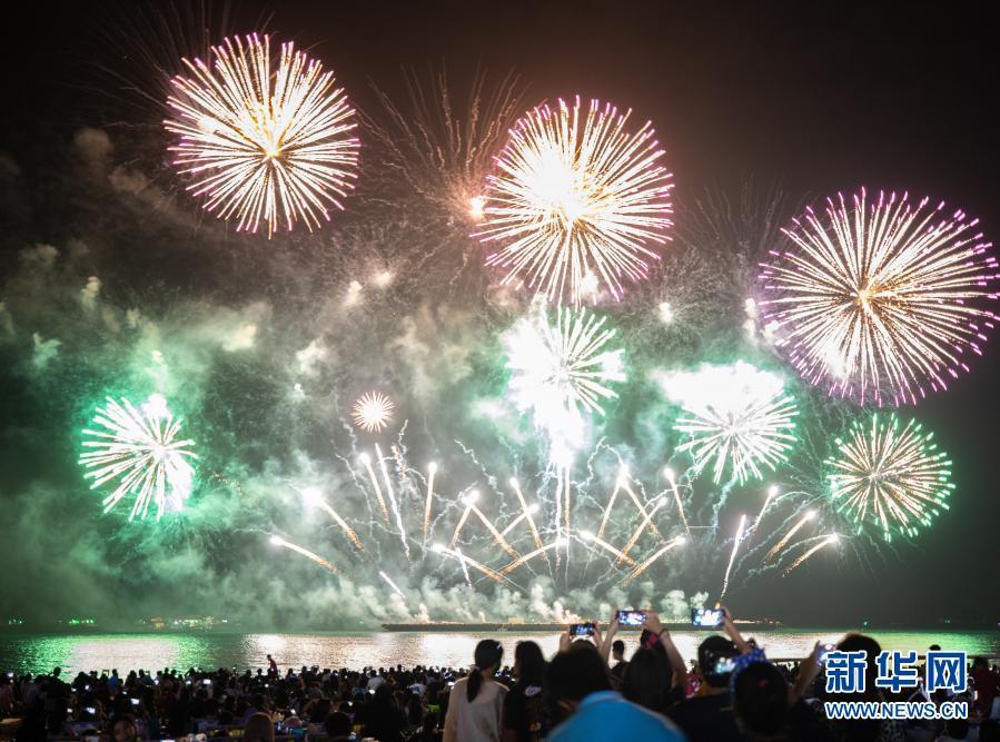 绚丽烟花点亮芭堤雅夜空