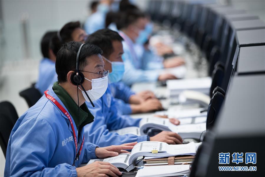 嫦娥|嫦娥五号探测器实施动力下降并成功着陆 将在预选区域开展月面采样工作