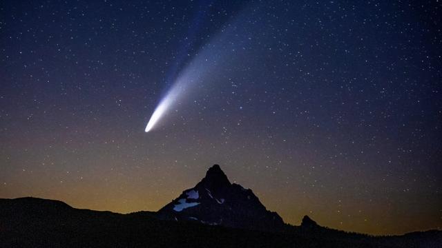 天文|哈勃影像捕捉到一颗彗星在太阳系内破碎