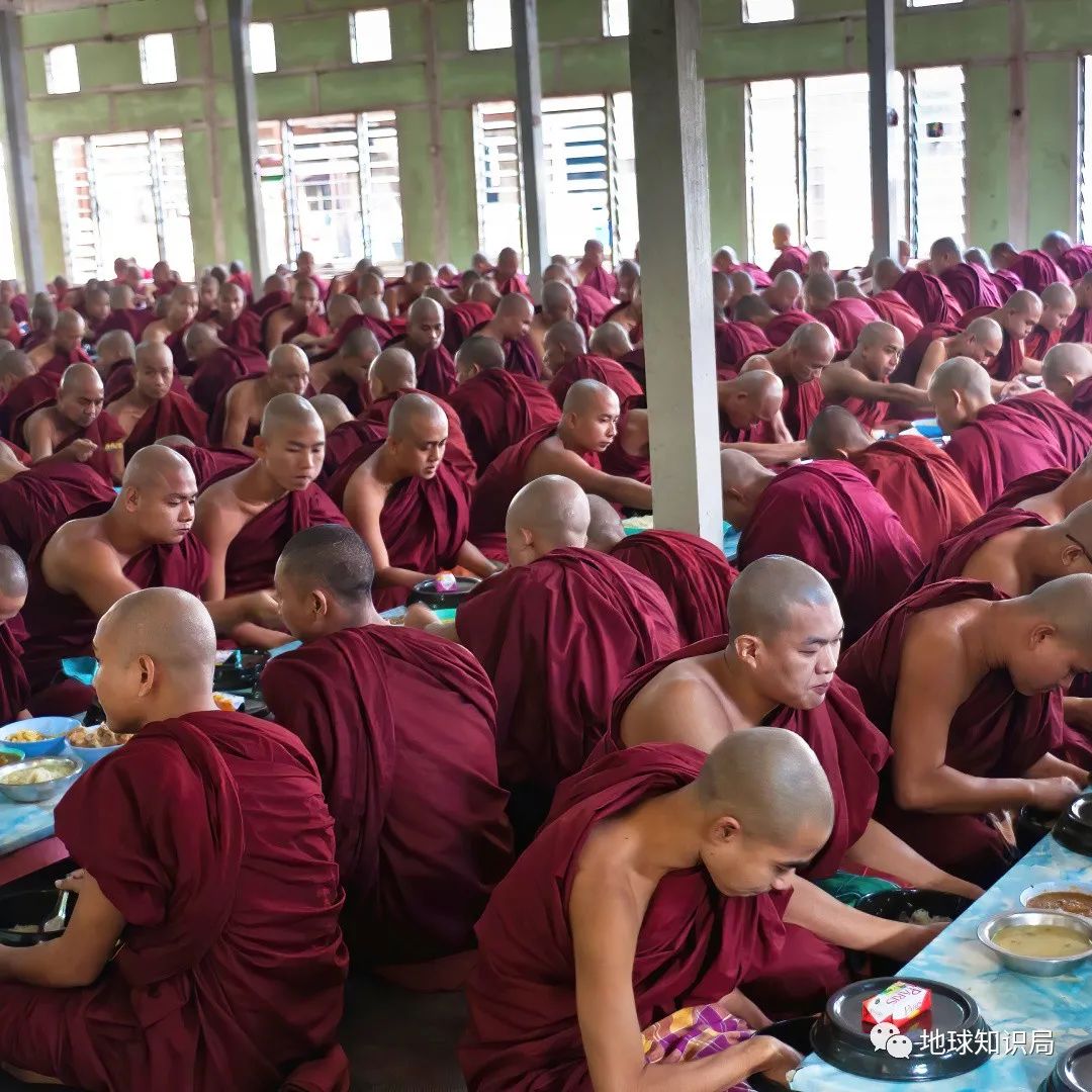 缅甸庆祝传统新年 佛教徒聚集寺庙祈福