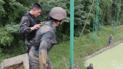 她就是某特战旅小队长窦淑霞……30米蛇形跑19″60,满分!