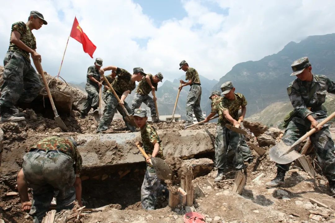 舟曲抢险2010年玉树抗震救灾时,连队官兵经手上百吨救灾物资.