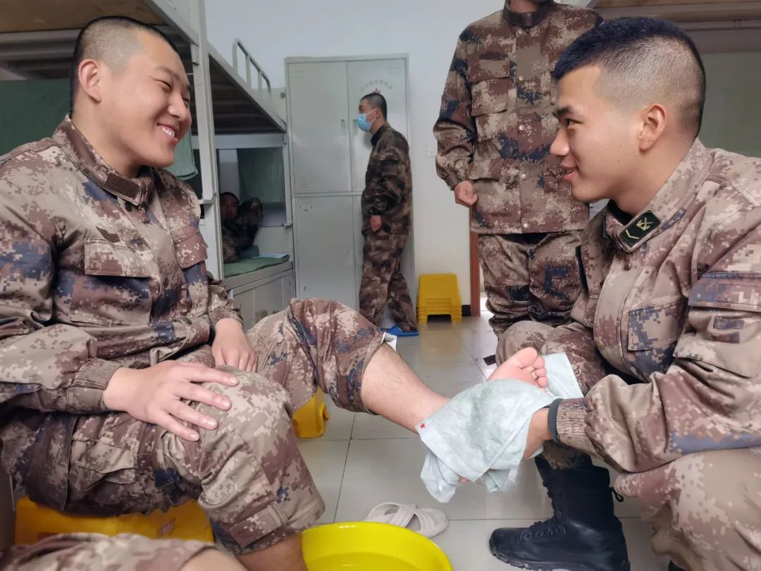 班长打来第一盆洗脚水热血少年当报国岁月无悔正青春加油,新战友!