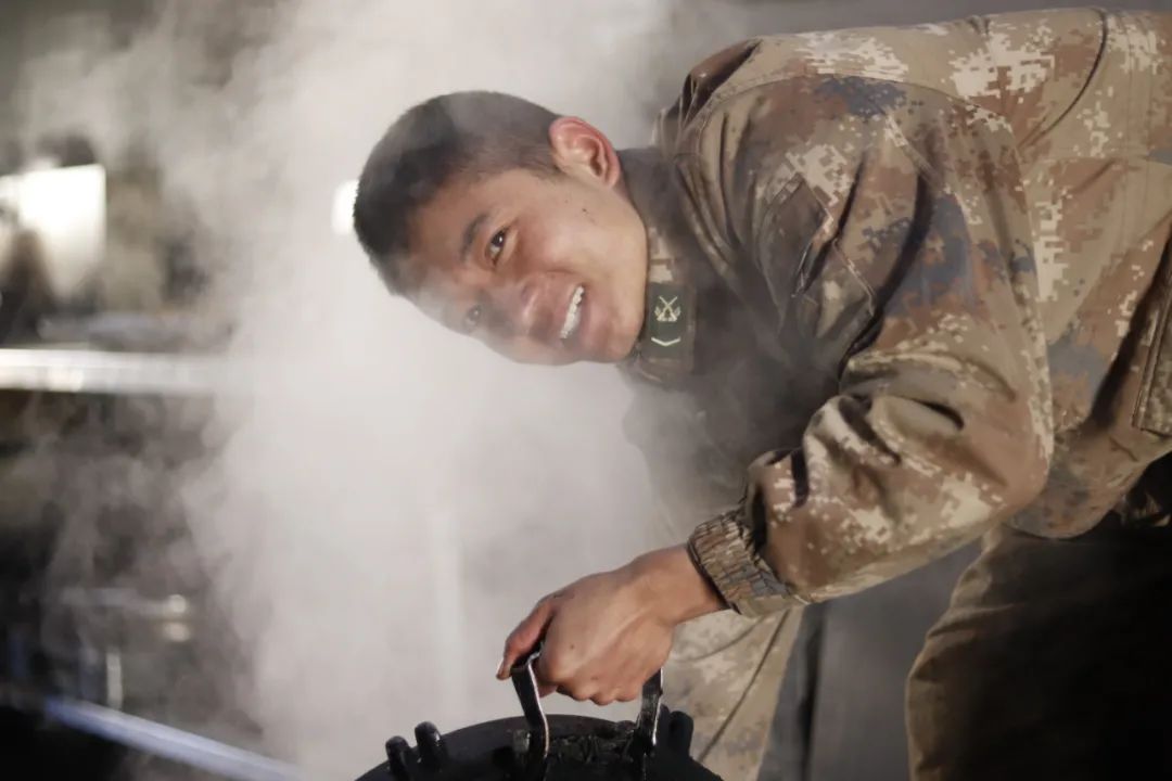 这个春节,张学博和上等兵董龙龙比拼才艺,张学博先弹了一首欢快的