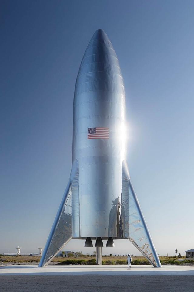 |白色鼻锥，昂扬身姿，新款星际飞船搭载火箭模型亮相