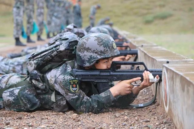 第一次实弹射击——某旅列兵赵崇彪还记得第一次爬战术时,看着头顶的