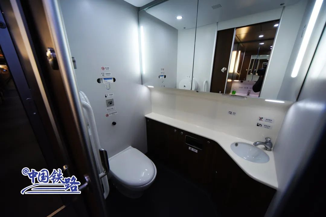 中国铁路|提醒！火车上的卫生间到底怎么锁门？