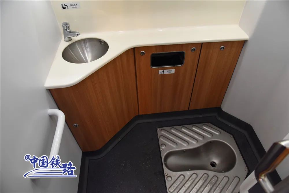 中国铁路|提醒！火车上的卫生间到底怎么锁门？