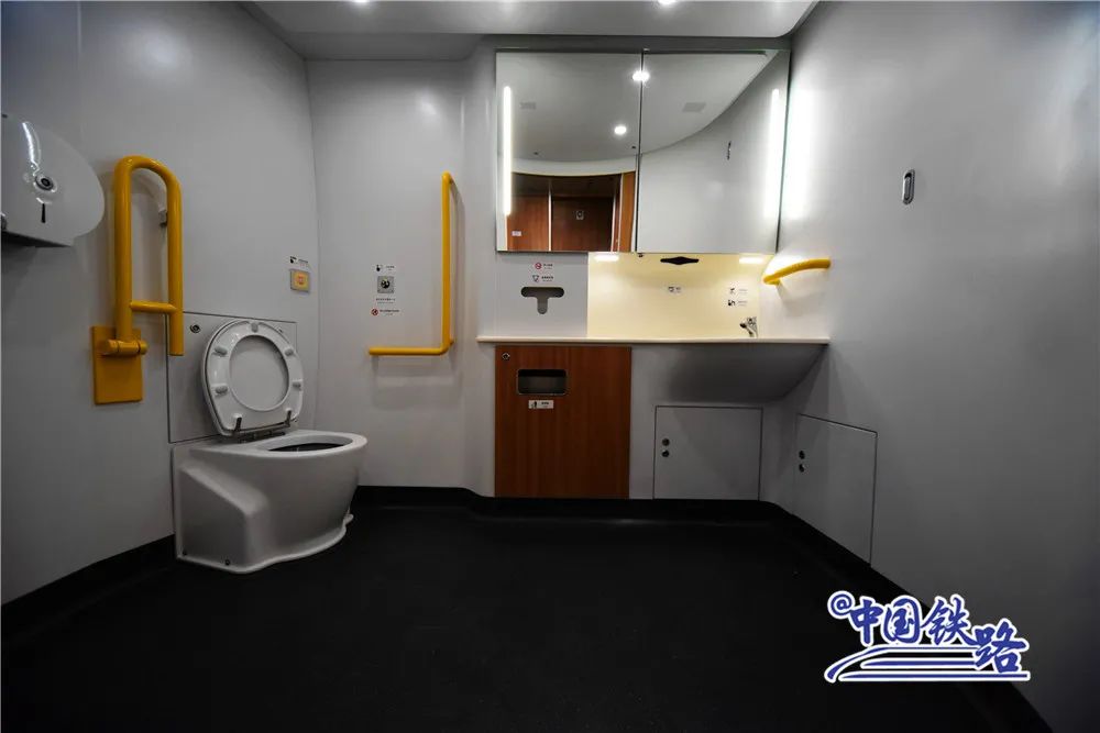 中国铁路|提醒！火车上的卫生间到底怎么锁门？