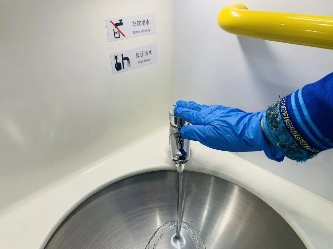 中国铁路|提醒！火车上的卫生间到底怎么锁门？