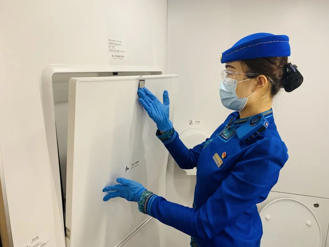 中国铁路|提醒！火车上的卫生间到底怎么锁门？