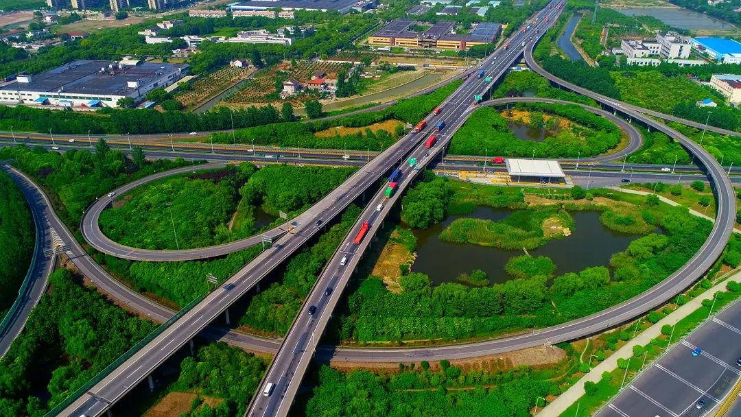 沪嘉高速的过去与现在按照上海153060高速公路网规划,一个现代化的