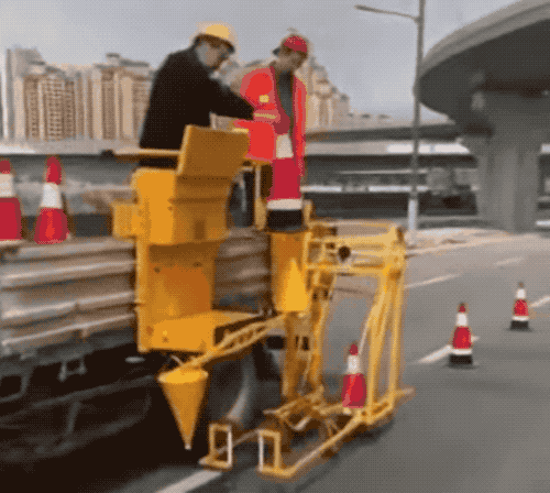 社会|嚯！马路上的路障居然可以自动码放！