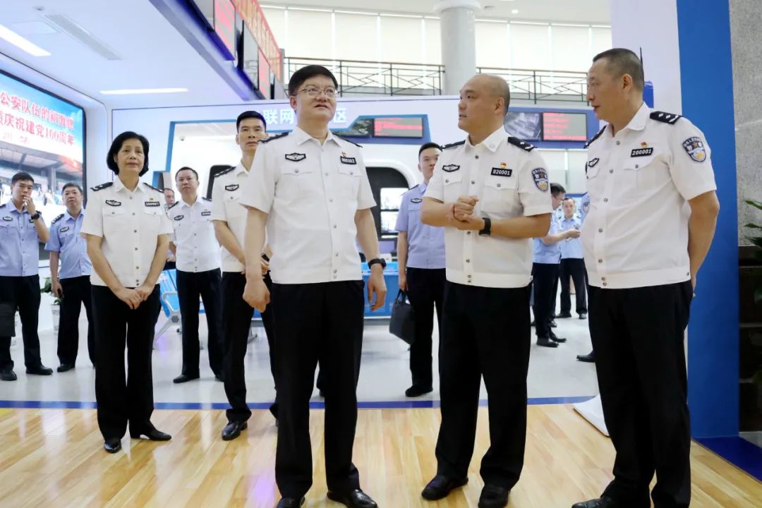 柳州市公安局交警支队赵军支队长向调研组详细汇报了车管所的相关工作