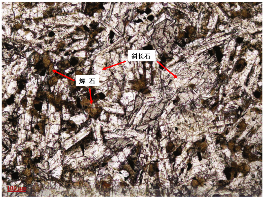 玄武岩显微镜下照片主要矿物有辉石,基性斜长石,有些种属也含有丰富的