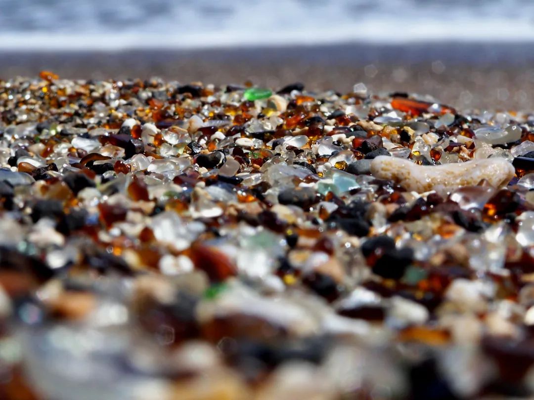 海玻璃|沦为垃圾场20年，这片海滩现在却成了最梦幻的景点
