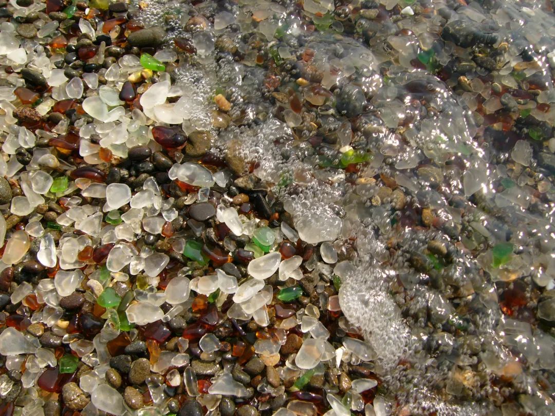 海玻璃|沦为垃圾场20年，这片海滩现在却成了最梦幻的景点