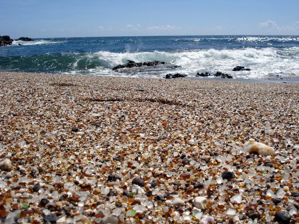 海玻璃|沦为垃圾场20年，这片海滩现在却成了最梦幻的景点