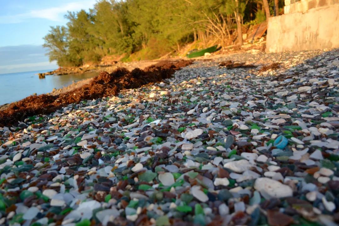 海玻璃|沦为垃圾场20年，这片海滩现在却成了最梦幻的景点