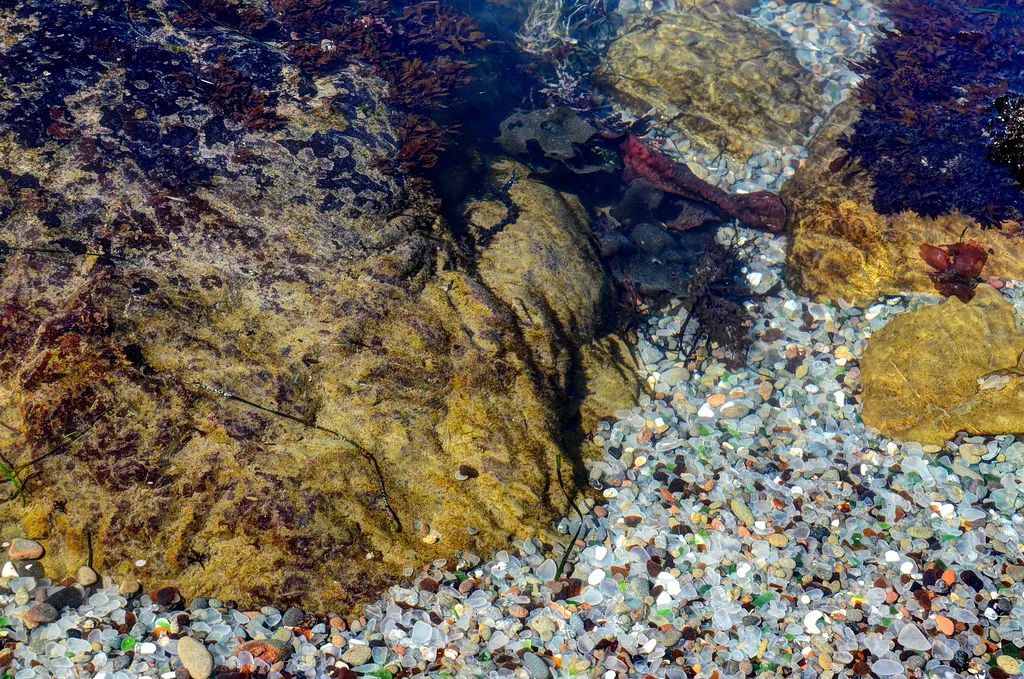 海玻璃|沦为垃圾场20年，这片海滩现在却成了最梦幻的景点