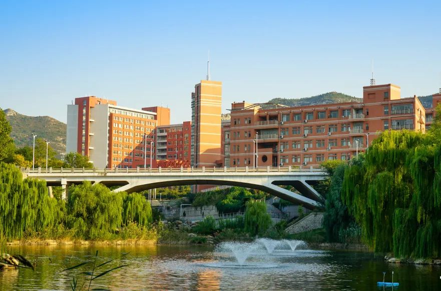 红雕白帆如明珠般诗意地栖息星移斗转转出一片山大情青岛校区天风浪浪