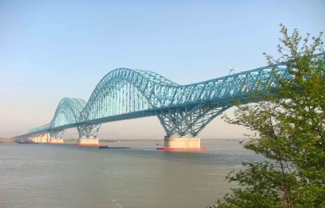 北部属建邺区双闸,南部属雨花台区板桥,今为南京长江三桥和南京大胜关