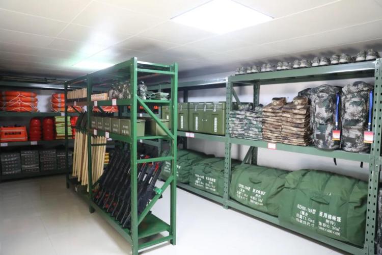 滨州军分区副司令员许增全一行先后到街道武装部办公室,档案室,值班室