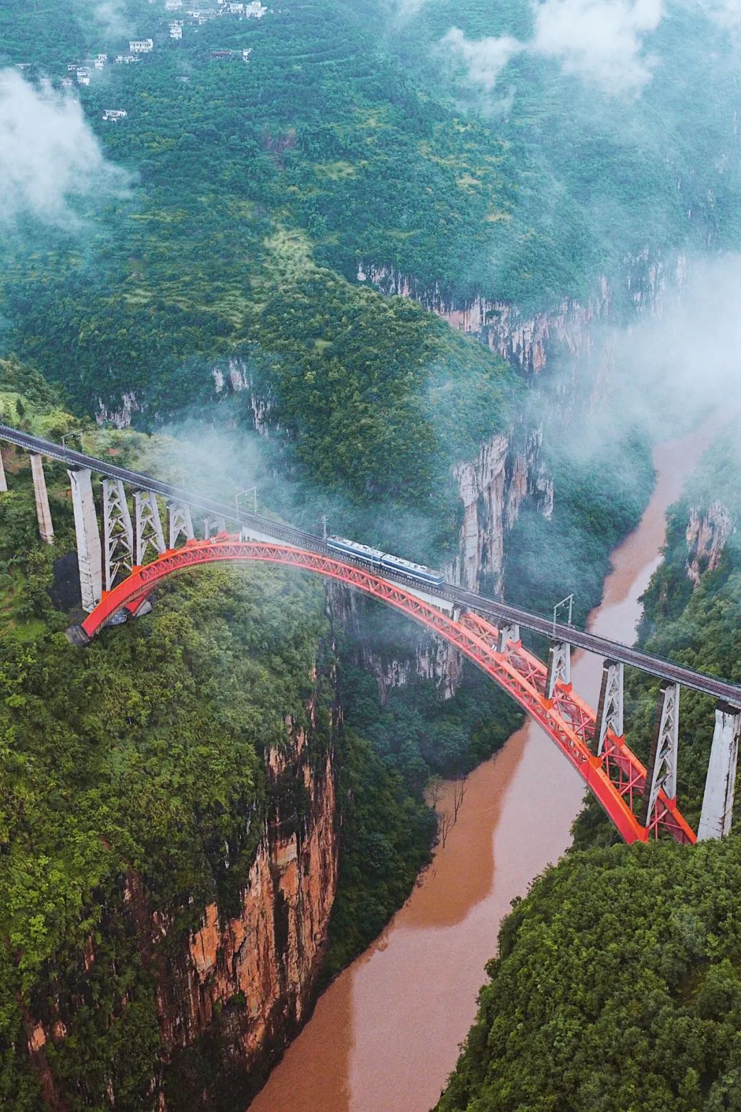 水柏铁路北盘江大桥,于2001年底通车,缓解了西南铁路运输紧张的情况.