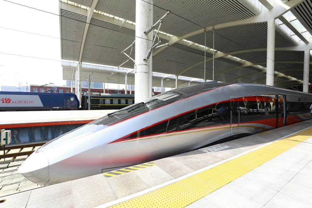 黑龙江迎来首趟复兴号智能动车组列车