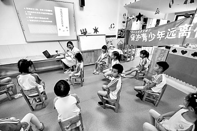 尼古丁|电子烟真的是戒烟神器吗？花哨外表下存诸多健康风险