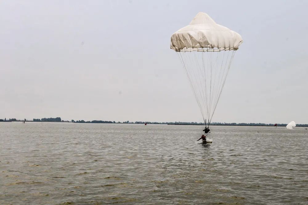 水上跳伞集群跳伞这些高难度跳伞你见过吗