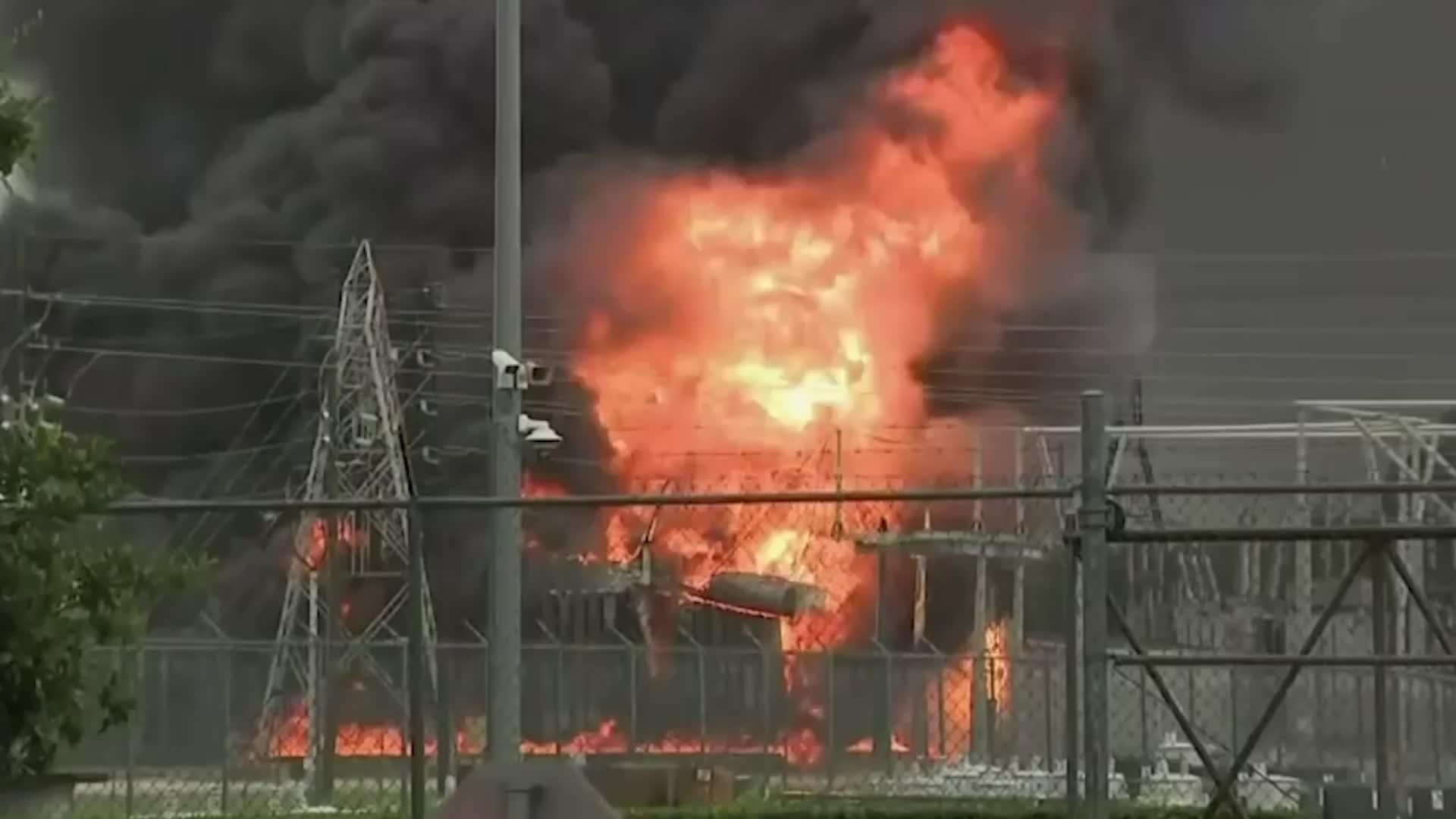 美国休斯顿一变电站火灾冷却变压器用的近6万升矿物油猛烈燃烧