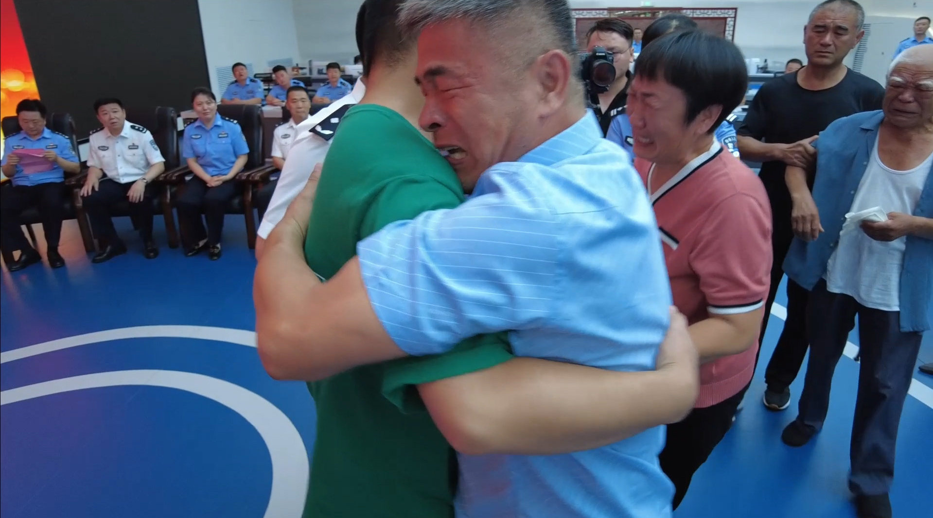 电影失孤原型郭刚堂与离散24年的儿子团聚一家三口相拥痛哭